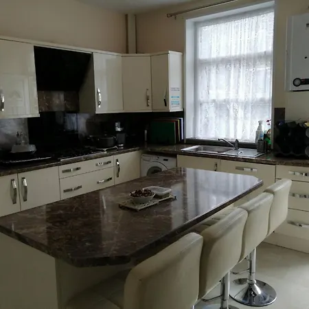 Charming To Rent With Shared Facilities *