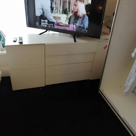 Charming To Rent With Shared Facilities Gæstehus