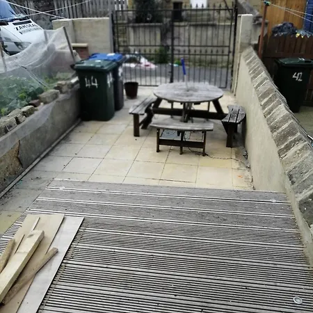 In House - 44 Balfour Street Bd4 7jt East Bowling West Yorkshire England K Pensión *