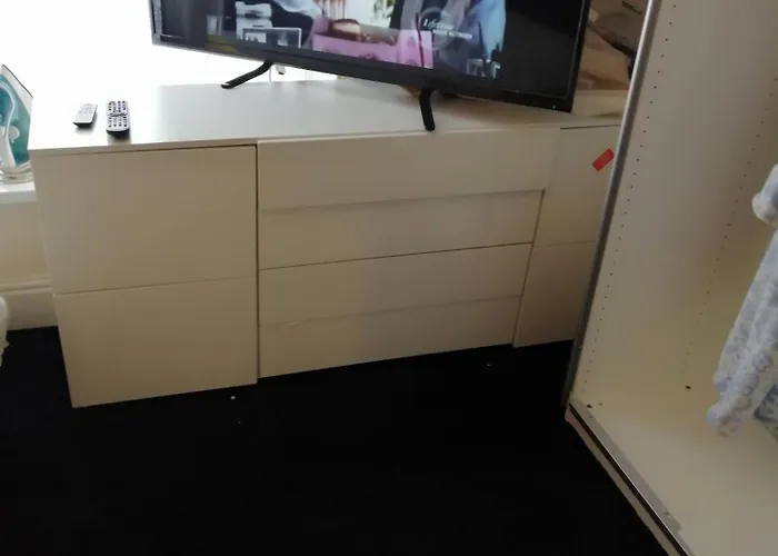 Charming To Rent With Shared Facilities בית הארחה